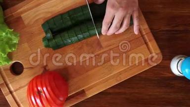 女人在木板上切<strong>黄瓜</strong>做沙拉。 顶视<strong>高清</strong>视频